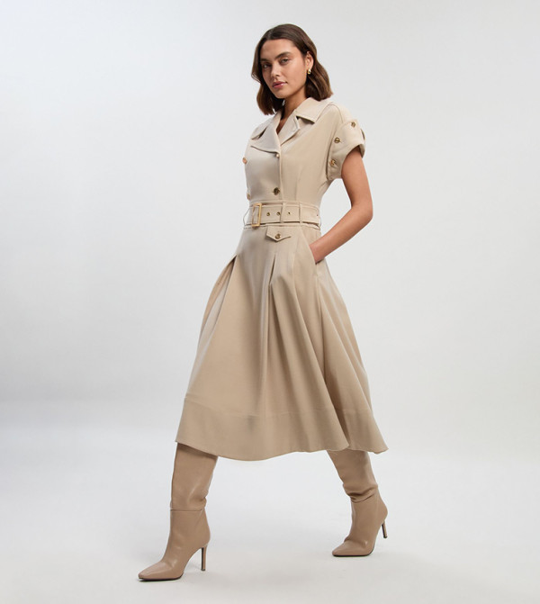 فستان ميدي بكسرات وأزرار 