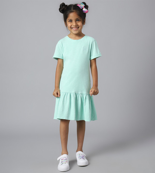 فستان تيشيرت بياقة بولو وأكمام قصيرة 