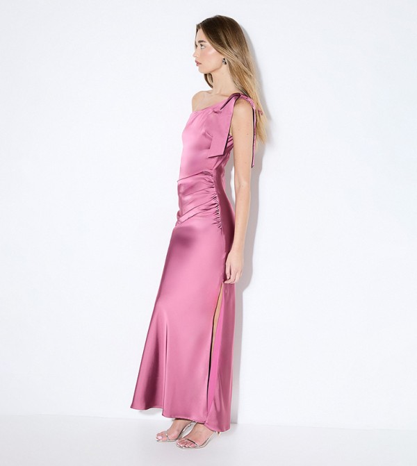 فستان وان شولدر بفيونكة لوصيفات العروسة 