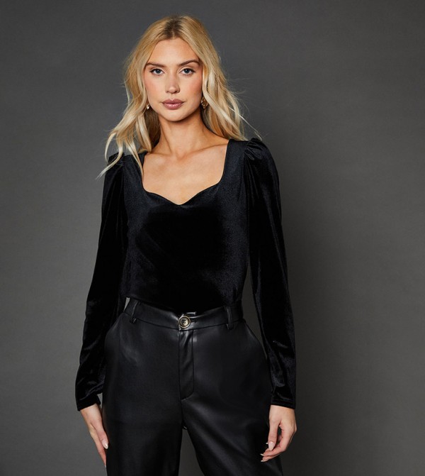 توب بياقة سويتهارت مخمل