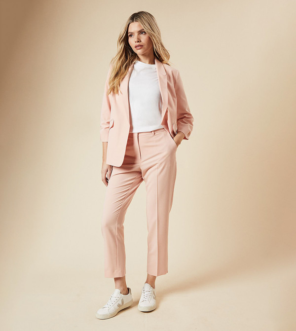 بنطال بطول الكاحل 