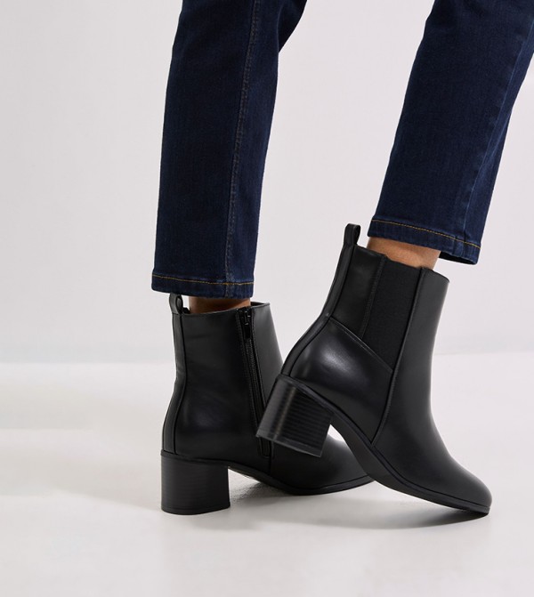 بوت تشيلسي بكعب عريض 