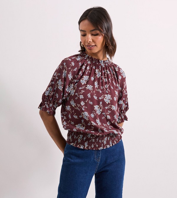 توب بأساور مزمومة وياقة مكشكشة وطبعة 