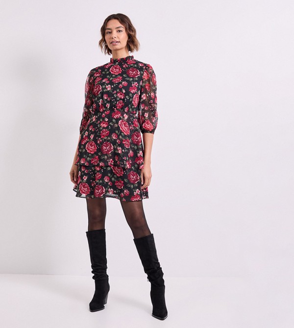 فستان ميني بقبة مكشكشة وتنورة طبقات وطبعة 