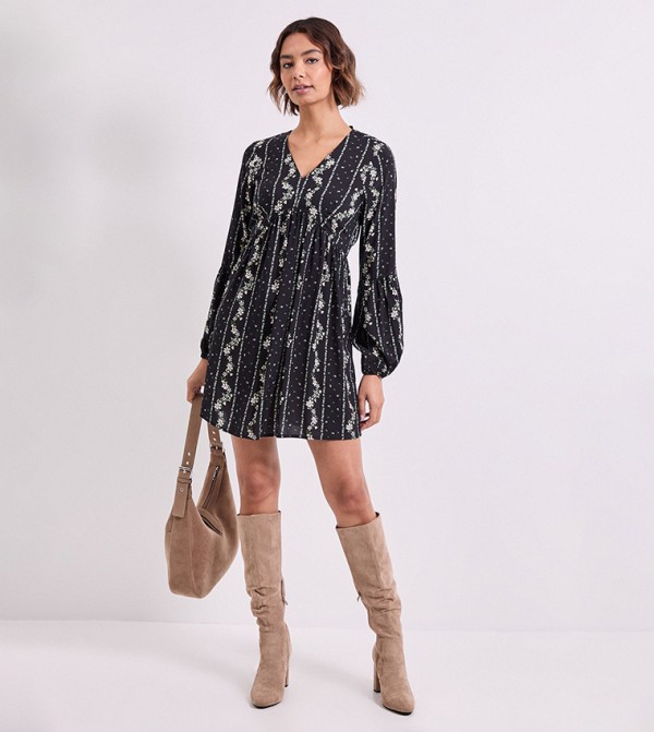 فستان ميني كم بلوزون مزموم بقبة V وطبعة 