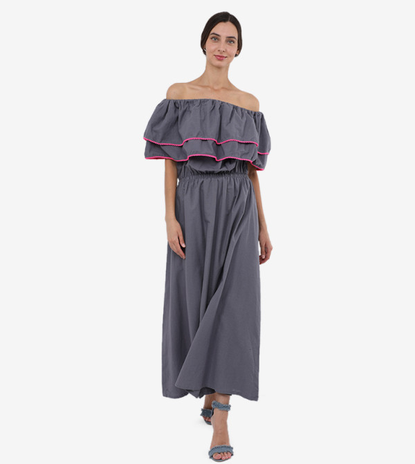 فستان بأكتاف مكشوفة