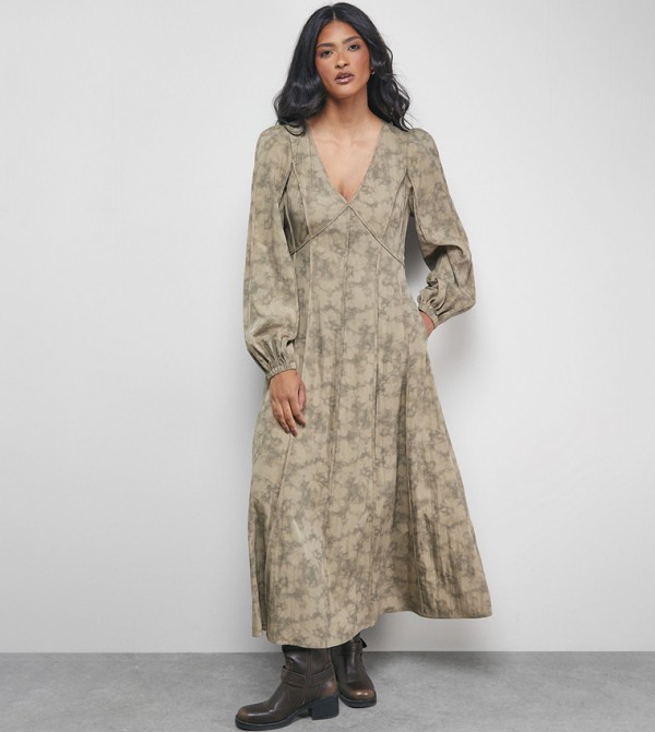 فستان ميداكسي بنقشة وياقة مفتوحة