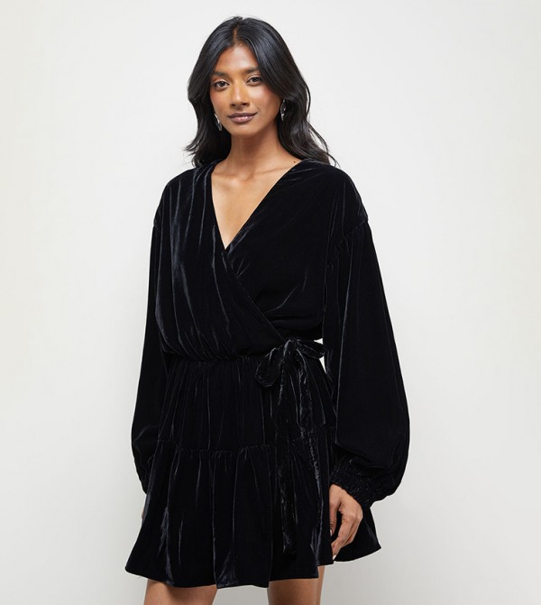 فستان قصير مخمل لف بياقة V