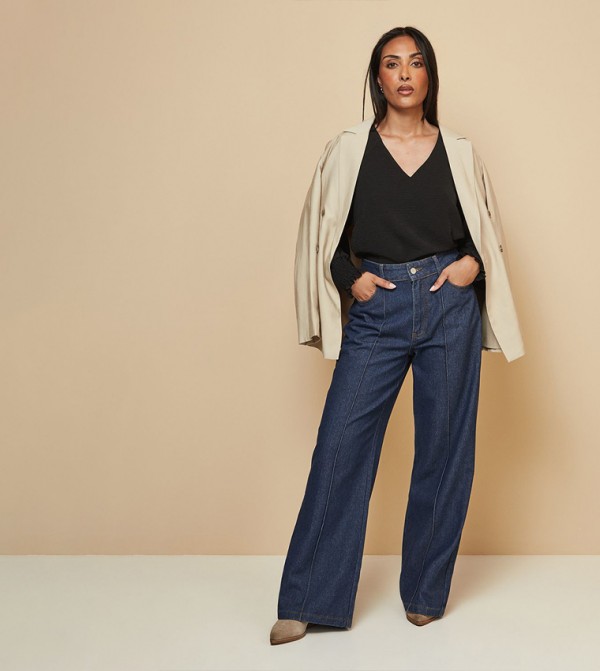 توب بياقة V وبأكمام مزمومة للمقاسات الصغيرة