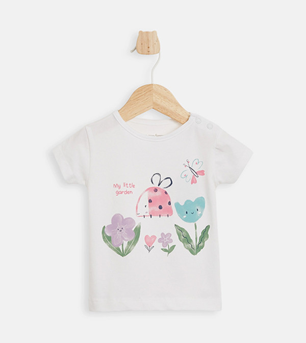 تيشيرت بطبعة وكم قصير 