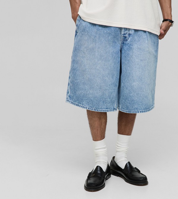 شورت جينز بكسرات أمامية