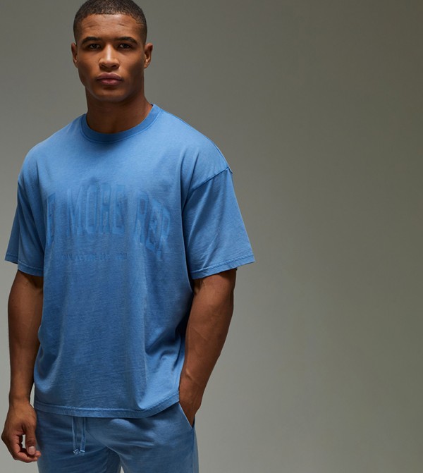 تيشيرت مغسول واسع بطبعة وياقة مستديرة