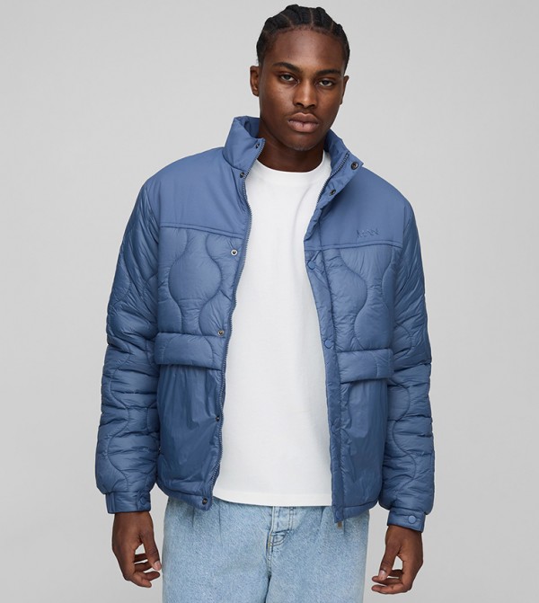 جاكيت مبطن بياقة عالية 