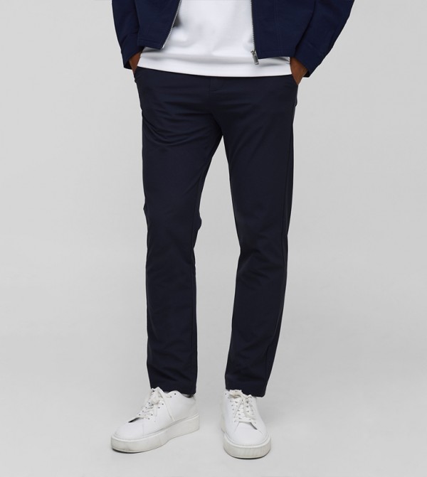 بنطال بقصة ضيقة 