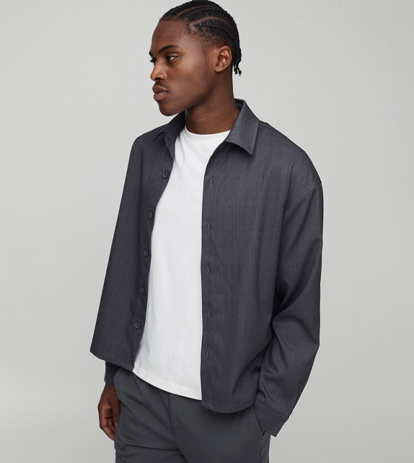 قميص واسع بأكمام طويلة 