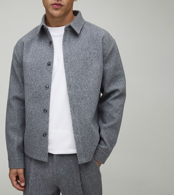 قميص واسع محبوك وممشط بقصة عادية