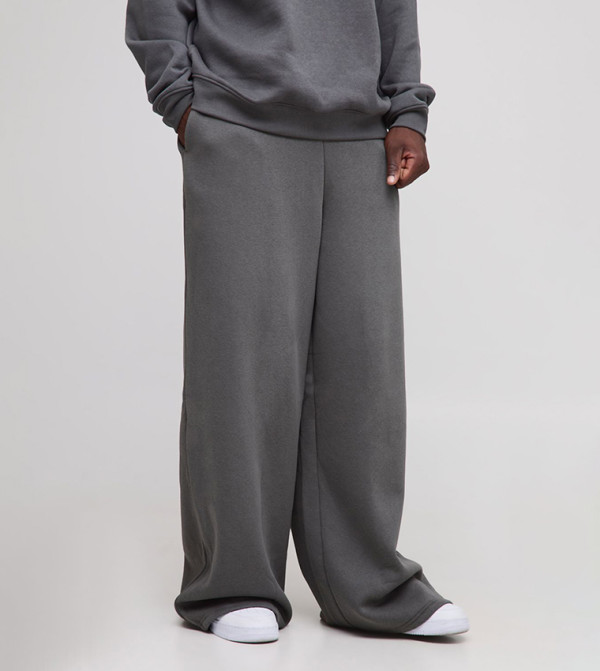 بنطال رياضة واسع جداً للمقاسات الطويلة 