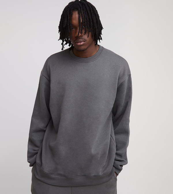 سويتشيرت واسع برقبة مستديرة للمقاسات الطويلة 