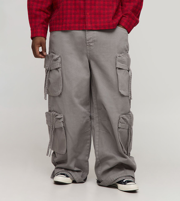 جينز واسع مصبوغ بجيوب كارغو 