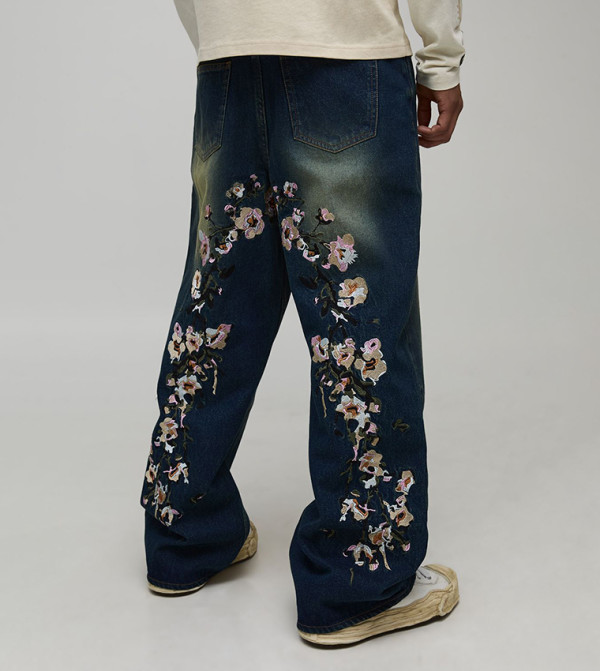 جينز واسع مطرز 