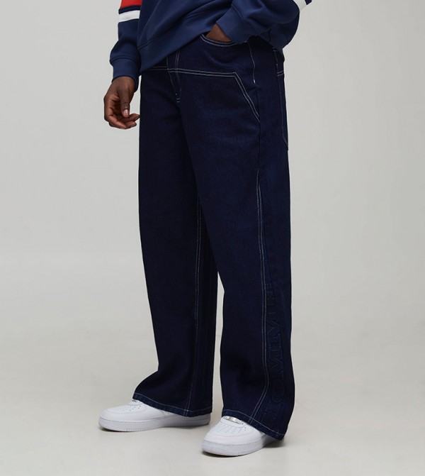 جينز بقصة مريحة 