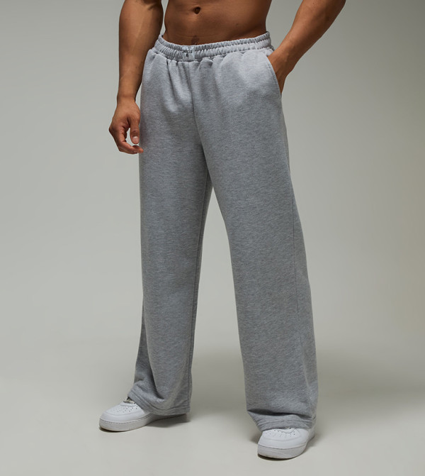 بنطال رياضي واسع 