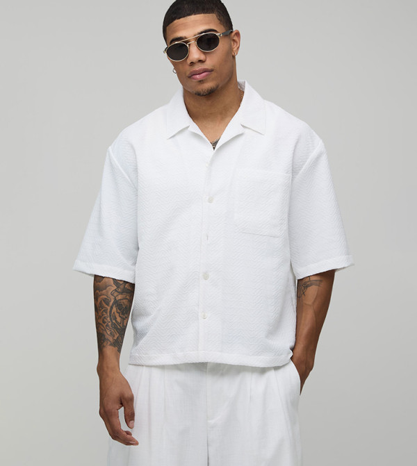 قميص أوفرسايز بكم قصير وياقة مفتوحة