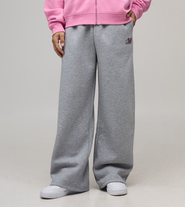 بنطلون رياضة واسع بطبعة 