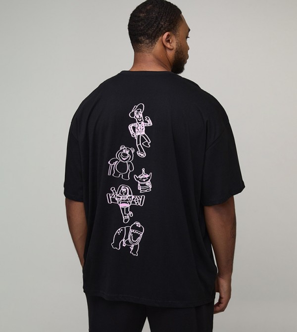 تيشيرت اوفرسايز بطبعة ديزني توي ستوري للمقاسات الكبيرة والطويلة