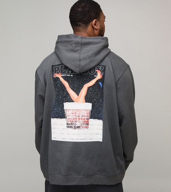 هودي اوفرسايز بطبعة بلاي بوي كريسماس مرخصة للمقاسات الواسعة والطويلة