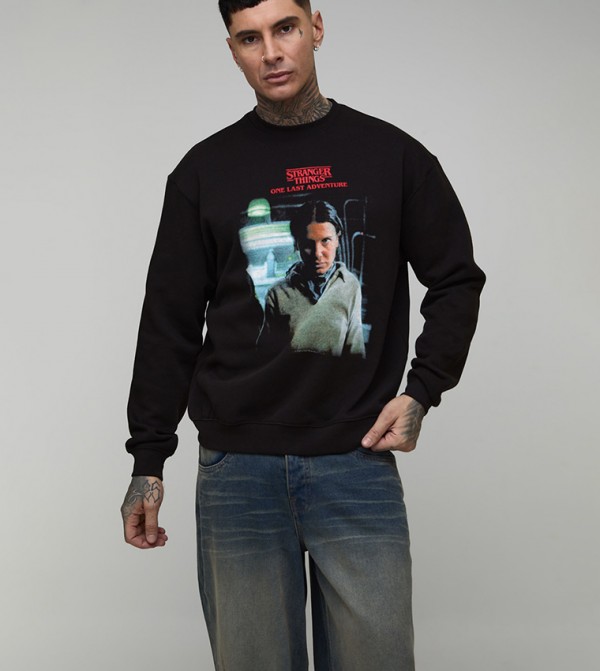 سويتشيرت اوفرسايز بطبعة مرخصة للمقاسات الطويلة 