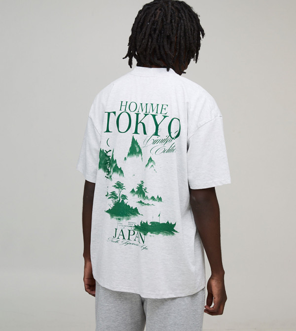 تيشيرت أوفرسايز بقبة مستديرة وطبعة 