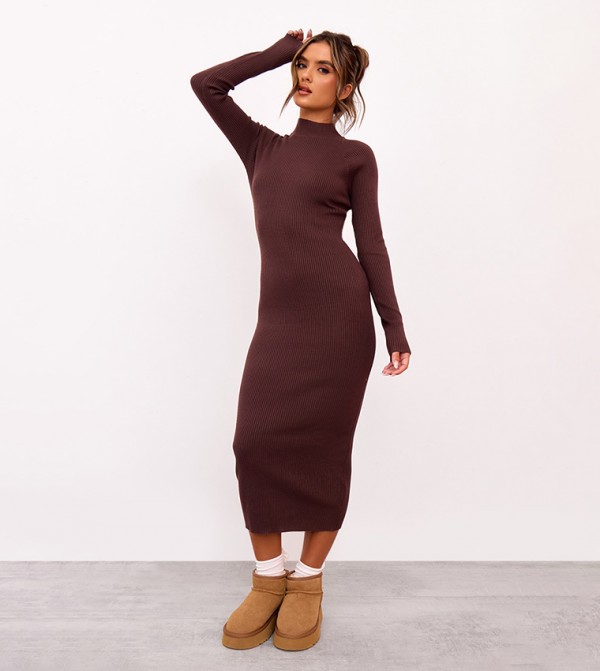 فستان ماكسي بديكون محبوك بياقة عالية