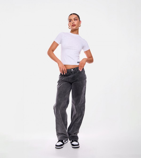 بنطال جينز بقصة مستقيمة وخصر متوسط