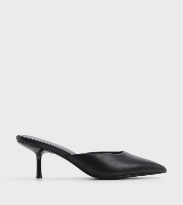 حذاء كعب بمقدمة مدببة 