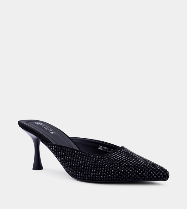 حذاء بمقدمة مدببة 