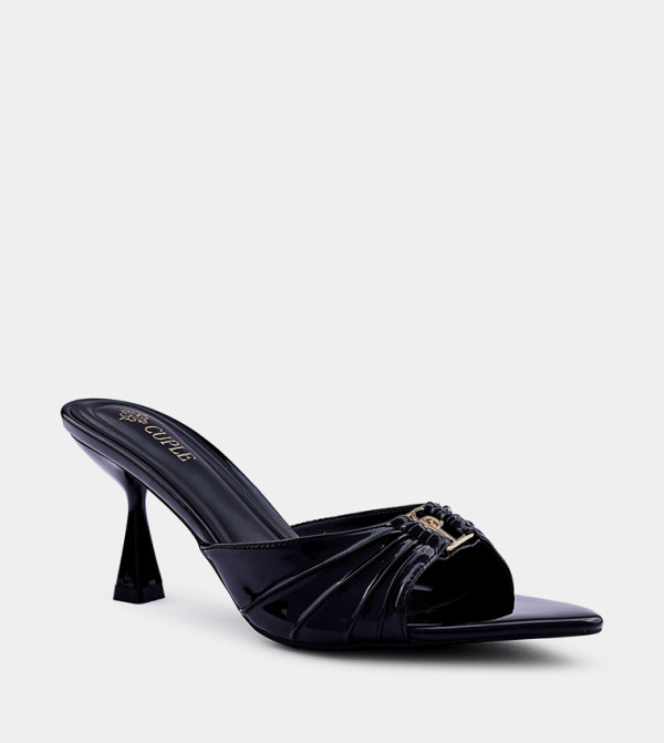 صندل كعب بمقدمة مفتوحة وإكسسوار معدني 