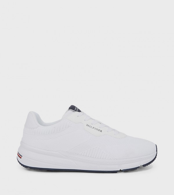 Lightweight Round Toe Runner Sneakers