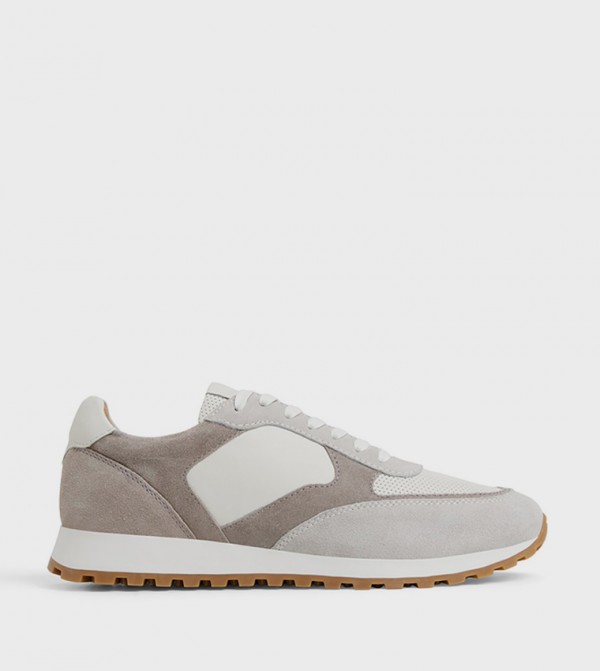 حذاء رياضي برباط