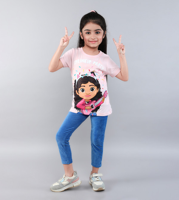 تيشيرت بطبعة غابي دول هاوس ورقبة مستديرة