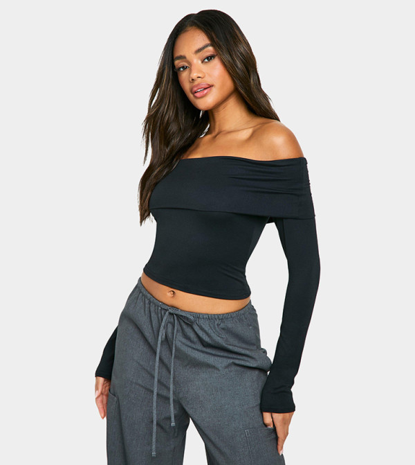 توب قصير بفتحة كتف مكشوفة