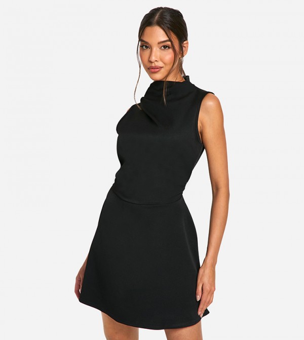 فستان قصير سادة بياقة عالية 