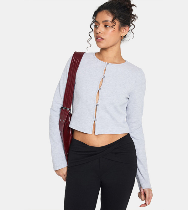 توب قصير بنسيج وافل وأزرار أمامية