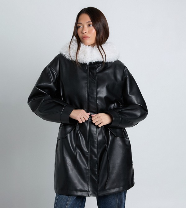 جاكيت بولي يوريثان بياقة فرو وكم طويل 