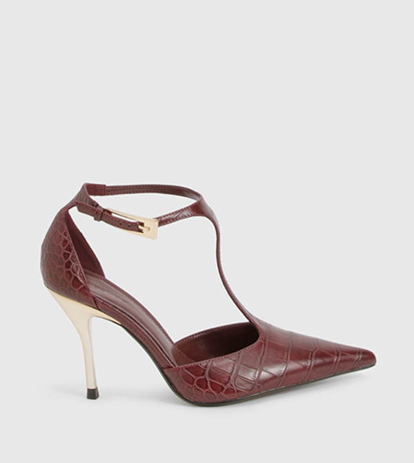 حذاء بمقدمة T وكعب 