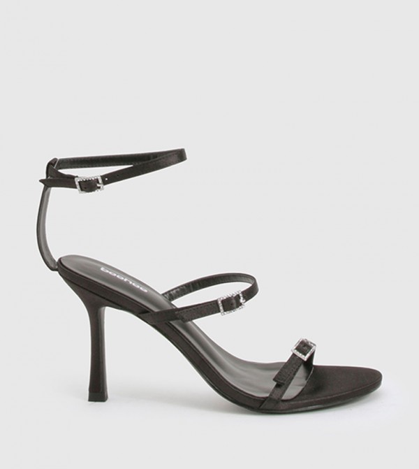 صندل ساتان بكعب وأشرطة 