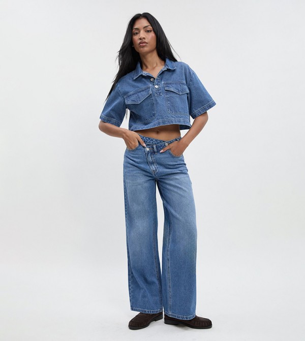 جينز بخصر عالي وقصة مستقيمة