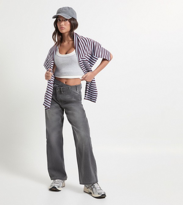 جينز بقصة مستقيمة وخصر عالي للمقاسات الصغيرة 