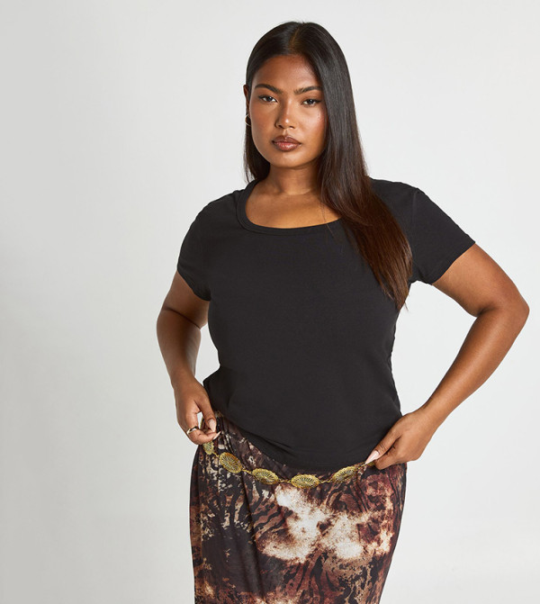 توب بياقة سكوب وكم قصير للمقاسات الكبيرة 