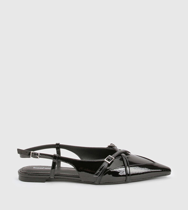 حذاء فلات بمقدمة مدببة وحزام كريس كروس 